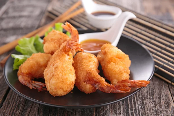 fried shrimps and sauce