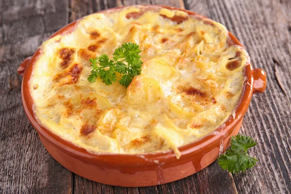 Gratinado de batata com queijo e creme — Fotografia de Stock