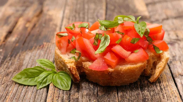 Bruschetta with tomatoes and basil — Stock Photo, Image