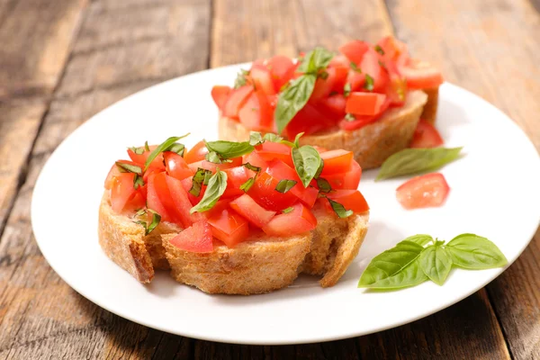 Domates ve fesleğenli bruschetta. — Stok fotoğraf