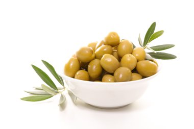 Kase içinde yeşil zeytin