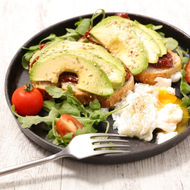 Avokado tost ve haşlanmış yumurta