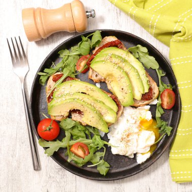 Avokado tost ve haşlanmış yumurta