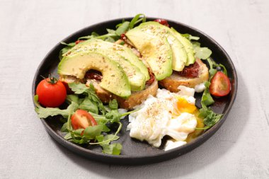 Avokado tost ve haşlanmış yumurta