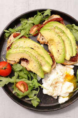 Avokado tost ve haşlanmış yumurta