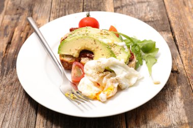 Avokado tost ve haşlanmış yumurta