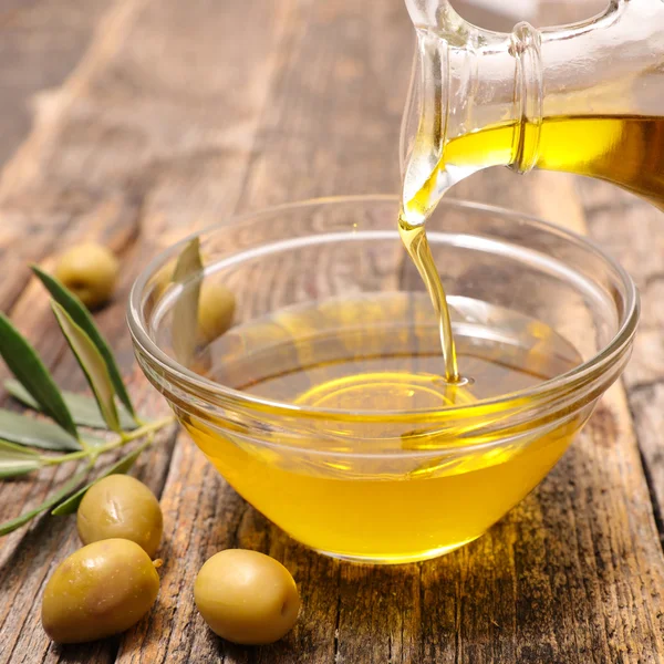 Aceite de oliva con aceitunas verdes — Foto de Stock