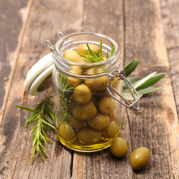 Olive verdi con foglie — Foto Stock