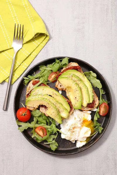 Avokado tost ve haşlanmış yumurta