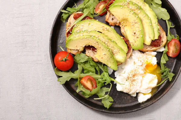 Avokado tost ve haşlanmış yumurta