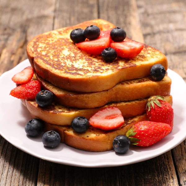 French toasts with berries — Stock Photo, Image