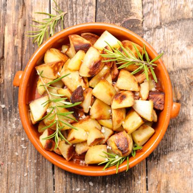 kızarmış patates ve biberiye otlar