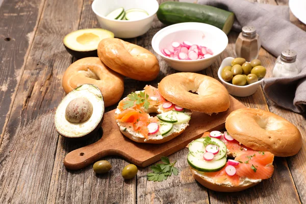 Bagels mit Lachs und Käse mit Zutat — Stockfoto