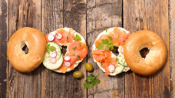 Bagels com salmão e queijo — Fotografia de Stock