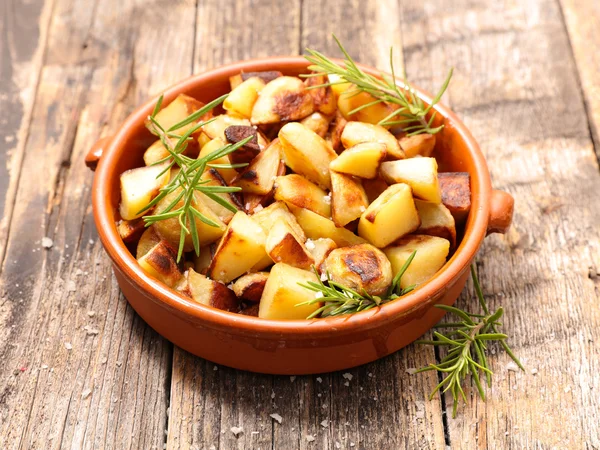 Patatas fritas y hierbas de romero —  Fotos de Stock