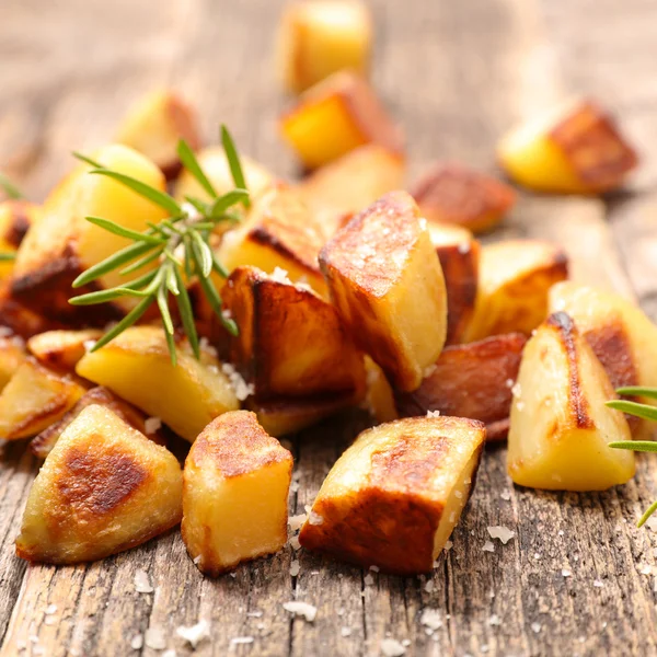 Stekt potatis och rosmarin örter — Stockfoto