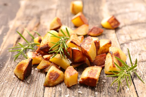 Gebratene Kartoffeln und Rosmarinkräuter — Stockfoto