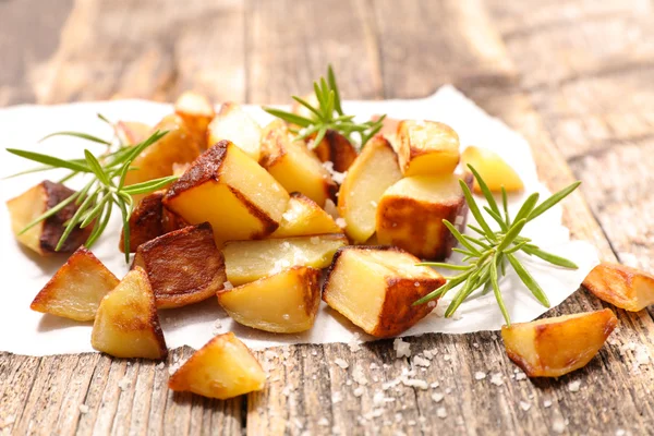 Stekt potatis och rosmarin örter — Stockfoto