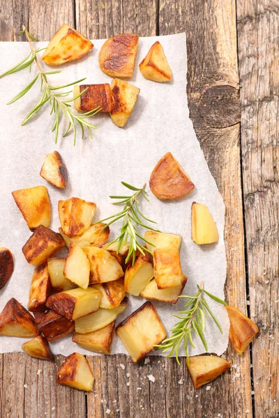Gebratene Kartoffeln und Rosmarinkräuter — Stockfoto
