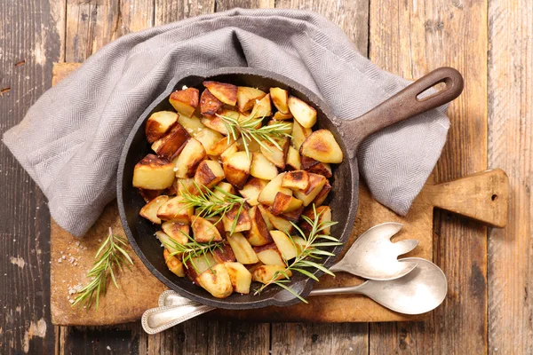 Patatas fritas y hierbas de romero en sartén —  Fotos de Stock