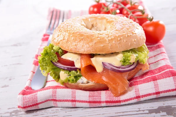 Somon ve peynirli sandviç.