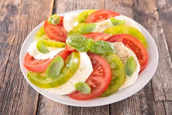 Tomato salad with mozzarella and basil — Stock Photo, Image