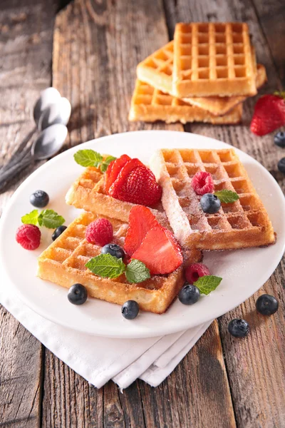Waffle tatlı çilek ile