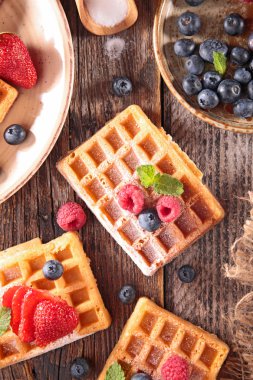 tatlı waffle ve çilek 