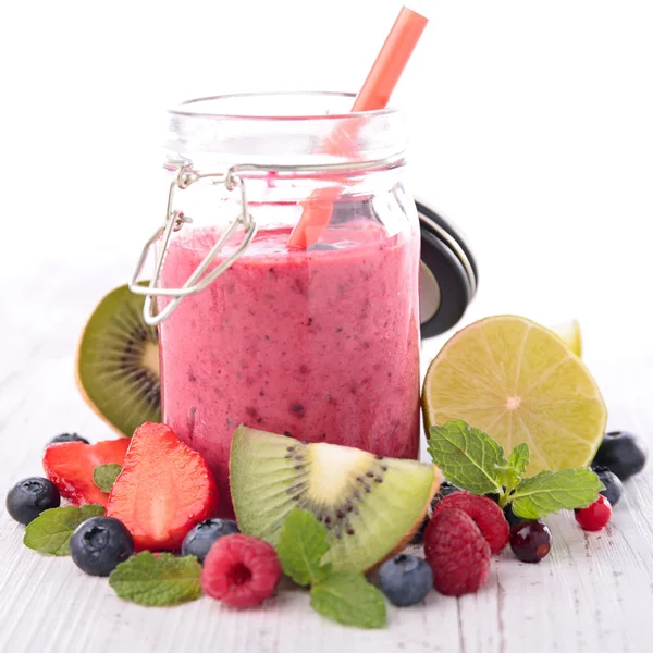 Smoothie feito de frutas e bagas — Fotografia de Stock