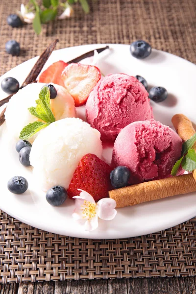 Eis mit Beeren — Stockfoto