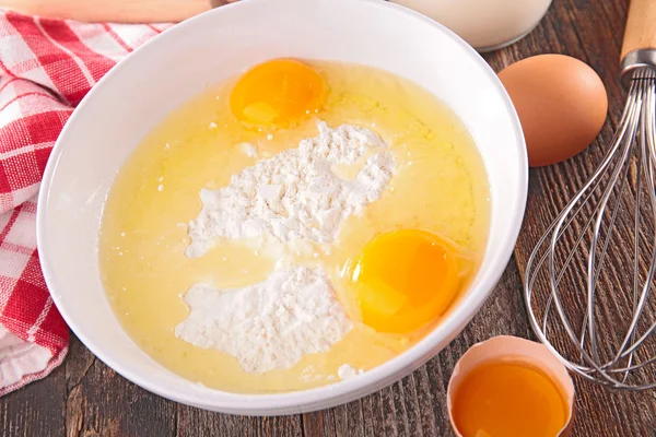 Mjöl och råa ägg för bakning — Stockfoto