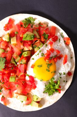 kızarmış yumurta ve salata Kahvaltı