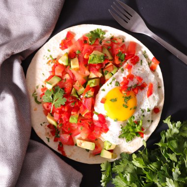 kızarmış yumurta ve salata Kahvaltı