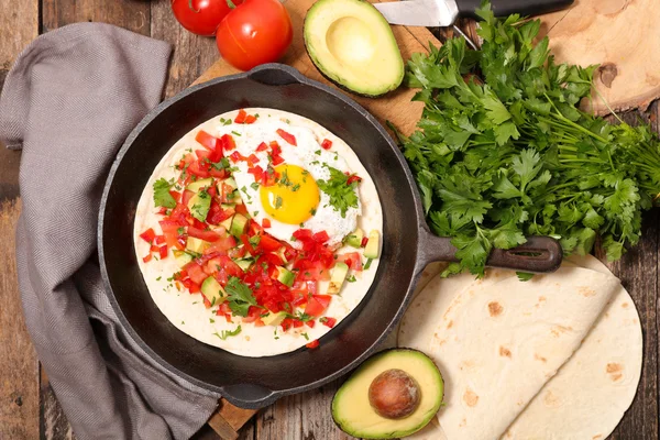 Fajita con huevo y verduras —  Fotos de Stock