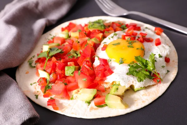 kızarmış yumurta ve salata Kahvaltı