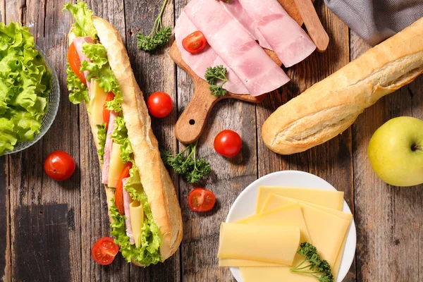 Sanduíche com presunto e queijo — Fotografia de Stock