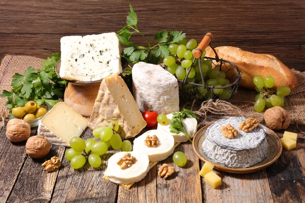 Variedad de quesos y uvas — Foto de Stock
