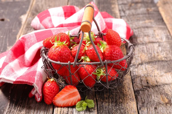 Frische rohe Erdbeeren — Stockfoto