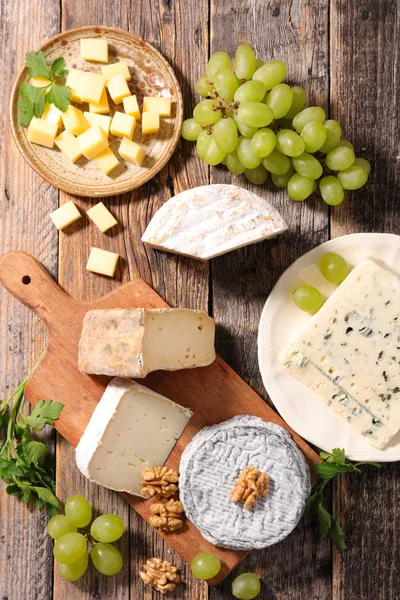 Fromages et raisins variés — Photo