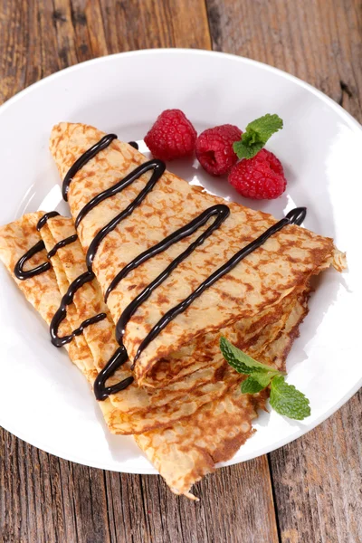 Crepe com chocolate e framboesas — Fotografia de Stock