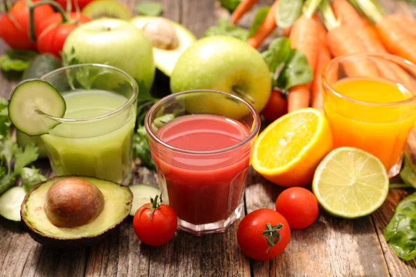 Sumos de frutas e produtos hortícolas — Fotografia de Stock