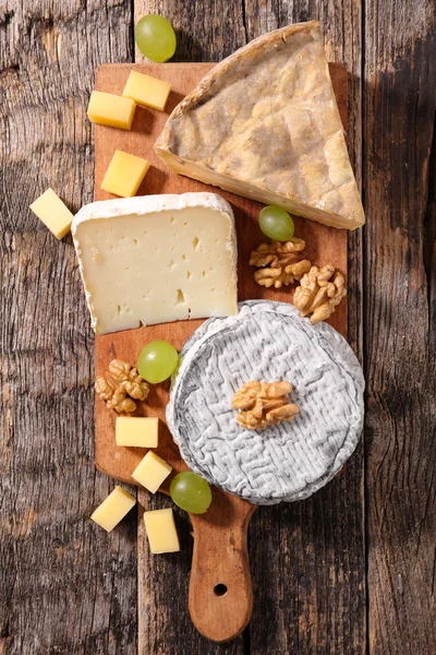Assortiment kaas met noten en druiven — Stockfoto