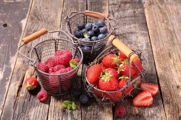 Sortierte Beeren in Körben — Stockfoto