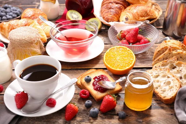 Śniadanie z kawą i rogalikami — Zdjęcie stockowe