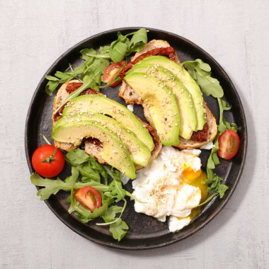 avokado ve haşlanmış yumurta