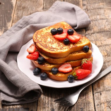 Fransız tostu ve böğürtlen