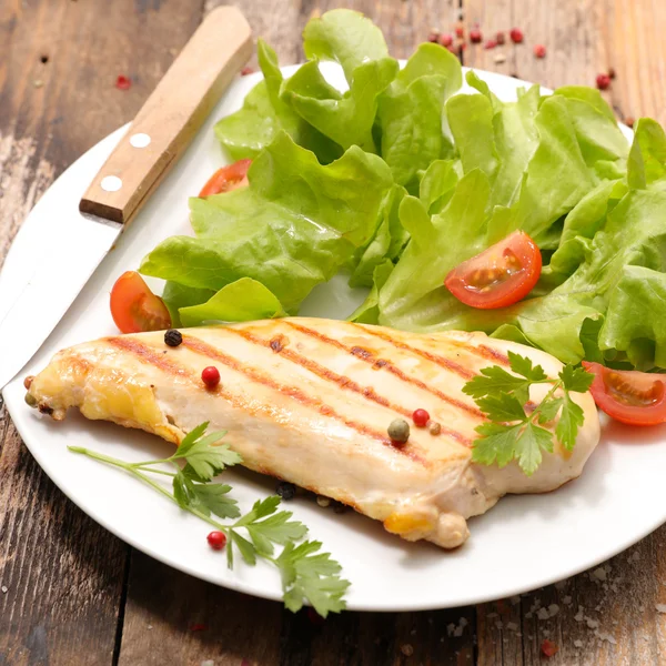 Frango frito e salada — Fotografia de Stock