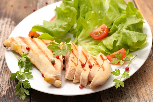 Gebratenes Huhn und Salat — Stockfoto