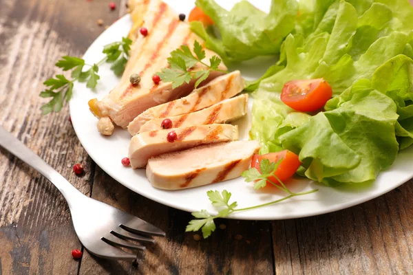 Gebratenes Huhn und Salat — Stockfoto