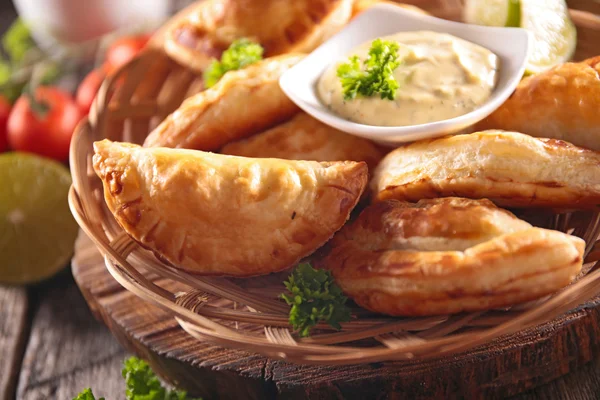 empanada sığır eti ve daldırma ile